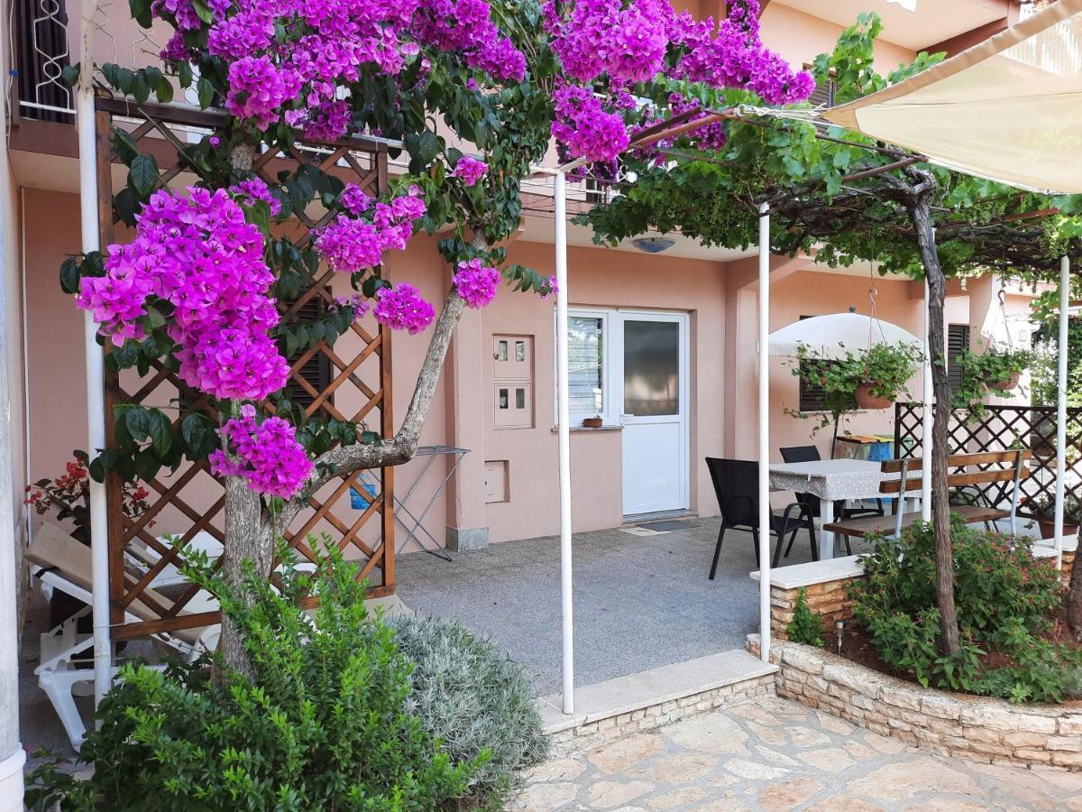 Apartment Nino In Pula Exterior photo